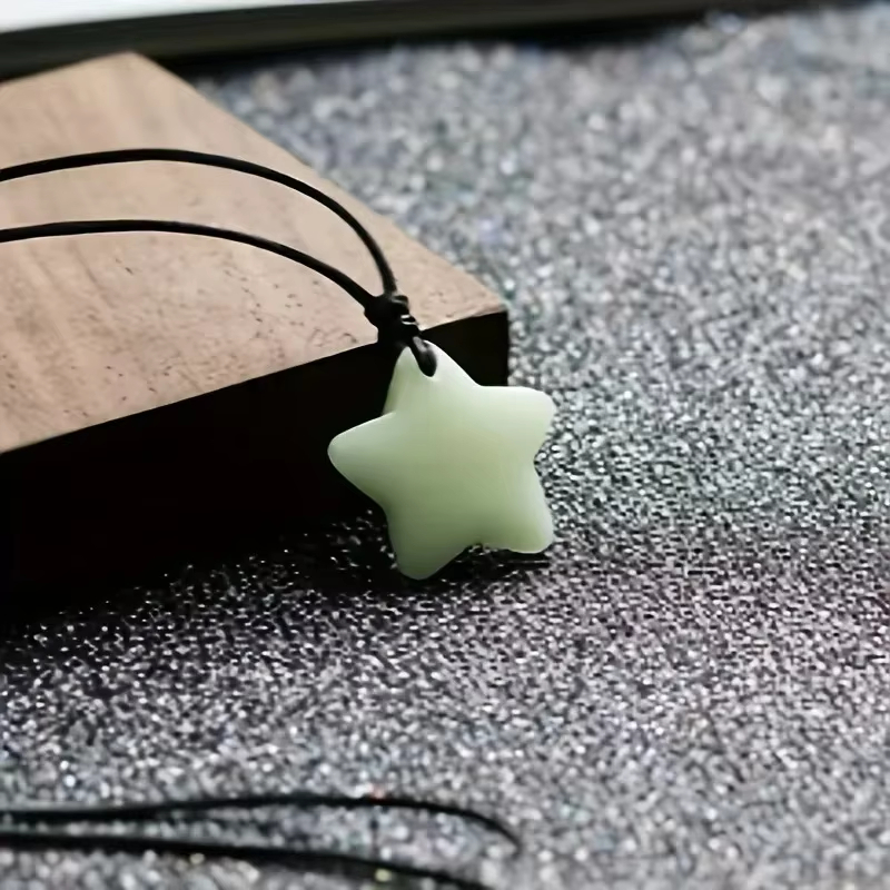 قلادة نجمة مضيئة في الظلام من  - مراجعة Glow In Dark Stars وسعره